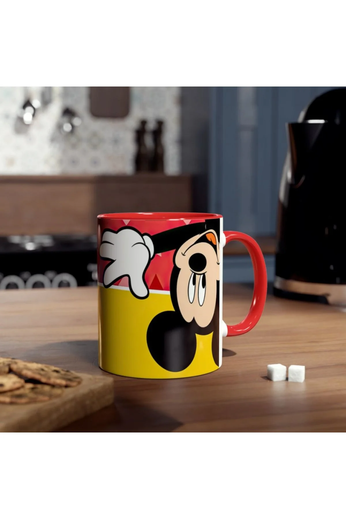 İkonik çizgi karakter figürlü kırmızı kulplu renkli özel tasarım kupa